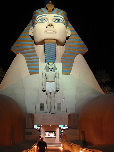 Foto Hotel Luxor bei Nacht - Las Vegas