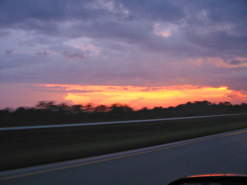 Sonnenuntergang auf Highway