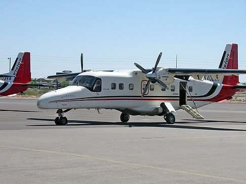 Flugzeug auf dem Landeplatz Foto 