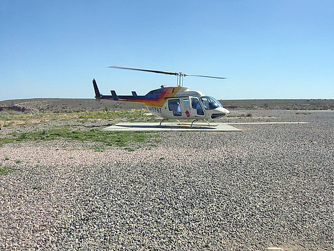 Hubschrauber auf Landeplatz Foto 